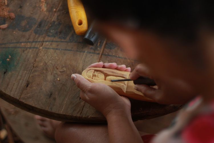 Força feminina esculpida em madeira, a história de Simone Souza 