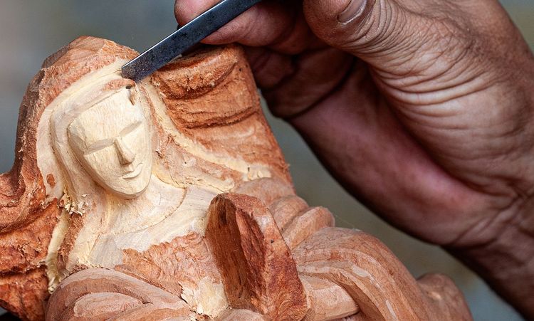 Santeiros do Piauí enaltecem a religiosidade brasileira com esculturas talhadas à mão 