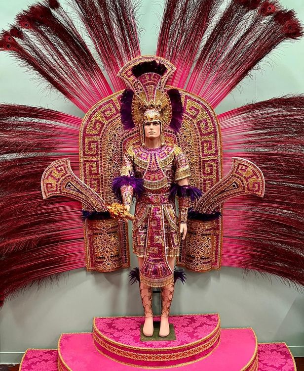 Exposição no CRAB celebra os 95 anos da Mangueira homenageando seus artesãos