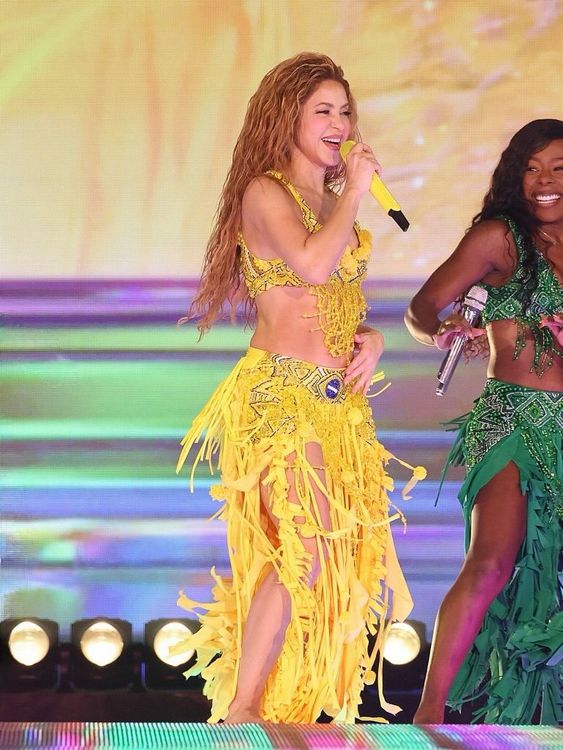 Shakira usa figurino bordado por mãos brasileiras 