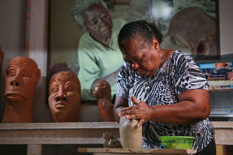 De mães a mestras: o saber das artesãs em exposição